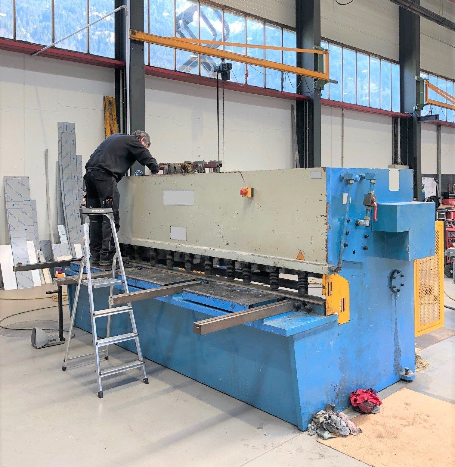 Ein Mann arbeitet an einer Maschine in einer Fabrik