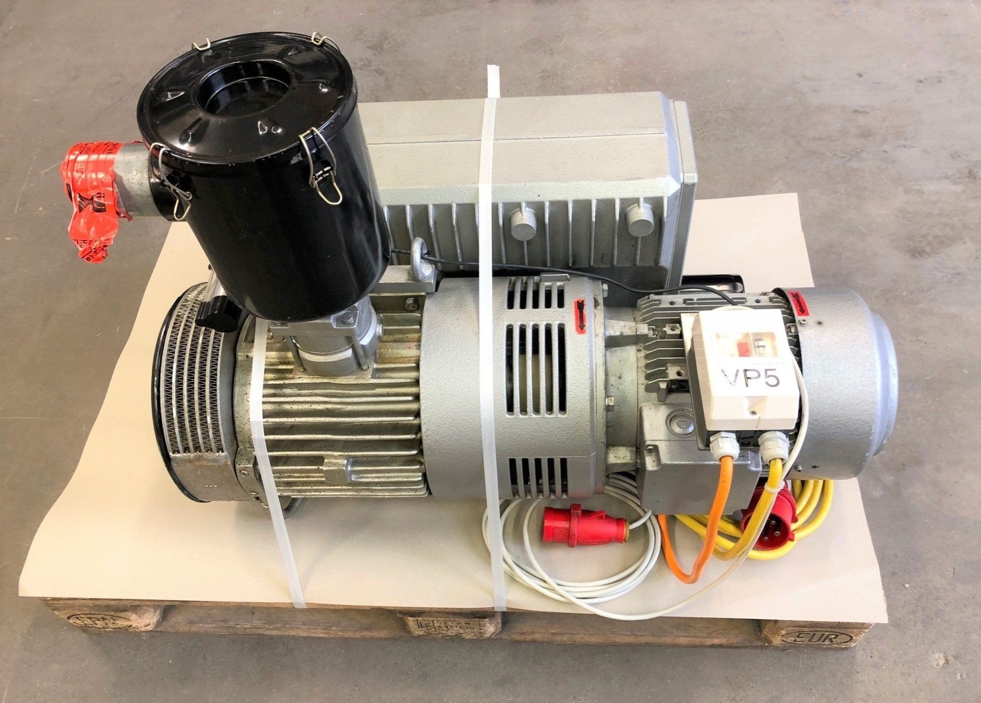 Ein VFG-Motor sitzt auf einer Holzpalette.