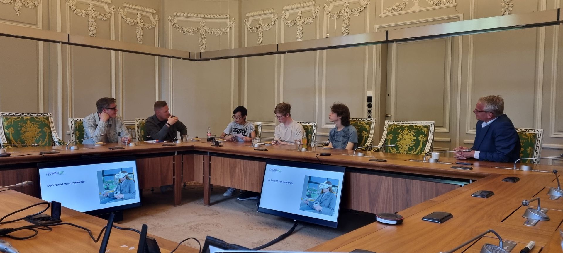 Leerlingen van Heliomare reizen zelfstandig met de trein naar het provinciehuis in Haarlem