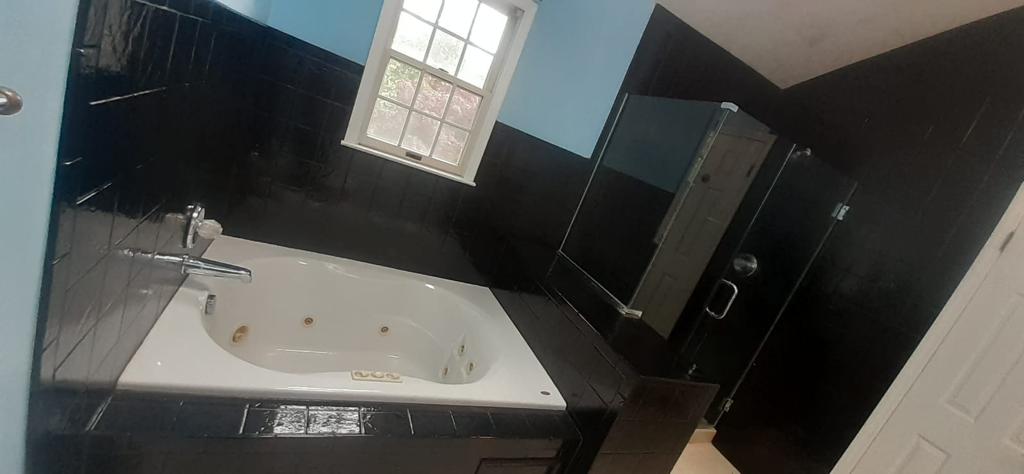 Anthony's Reglazing | Tub Reglazing | Old Westbury, NY