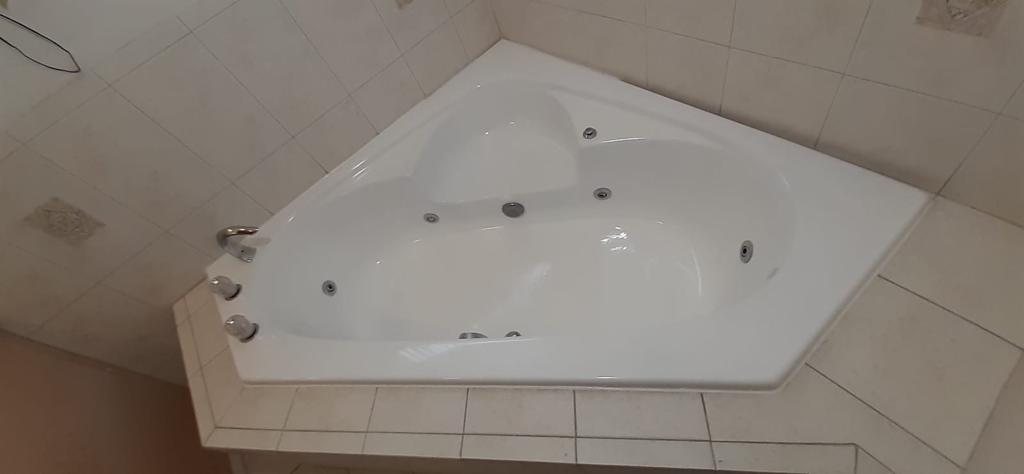 Anthony's Reglazing | Tub Reglazing | Old Westbury, NY