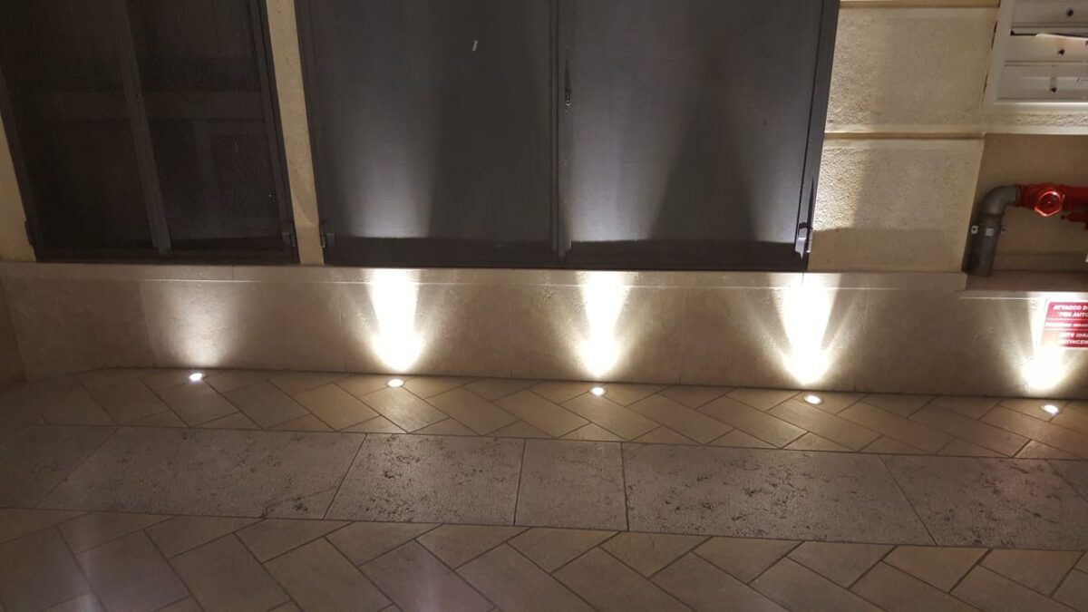 Le luci illuminano le pareti e il pavimento di un edificio.