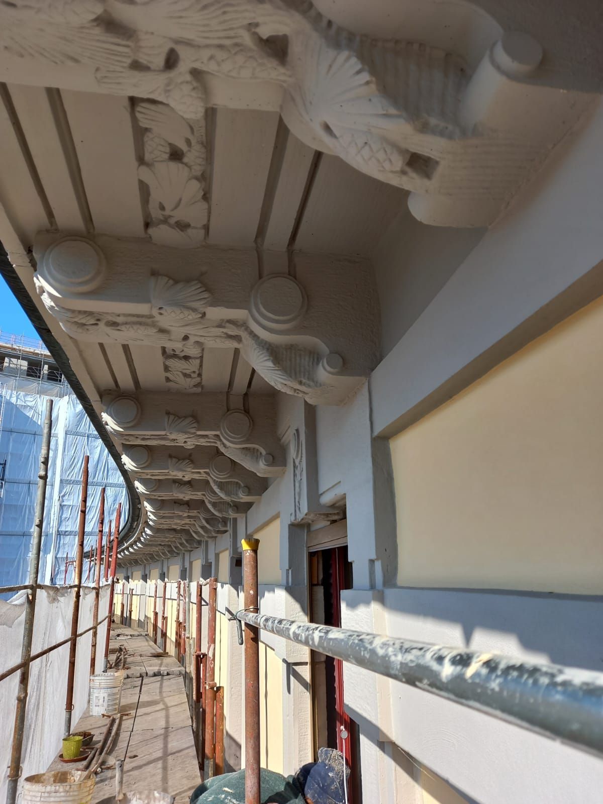 Facciata esterna dell'edificio decorata con intagli decorativi e impalcature.