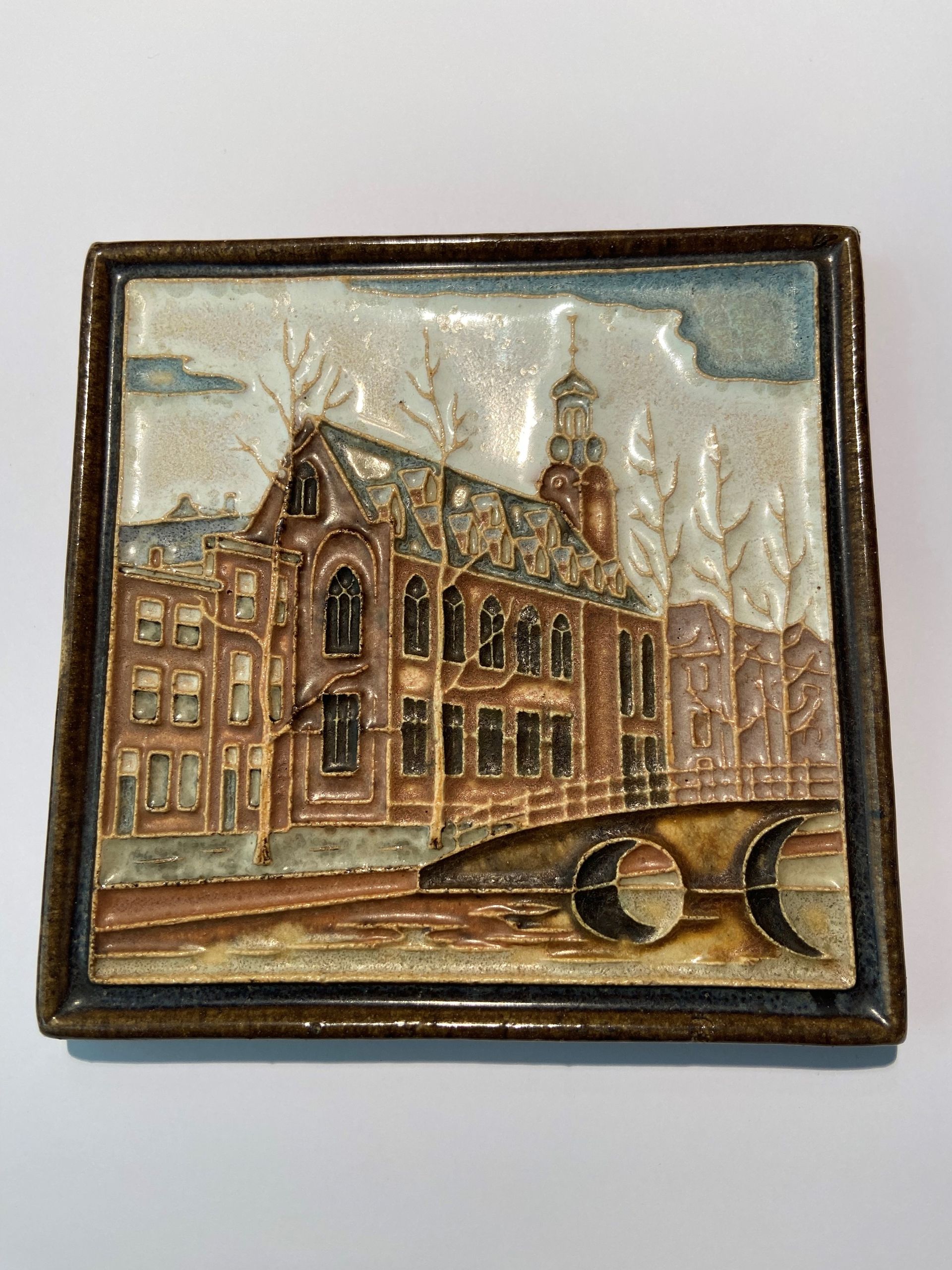 PFtegel Porceleyne Fles Delft cloisonné tegel Leiden de Universiteit.