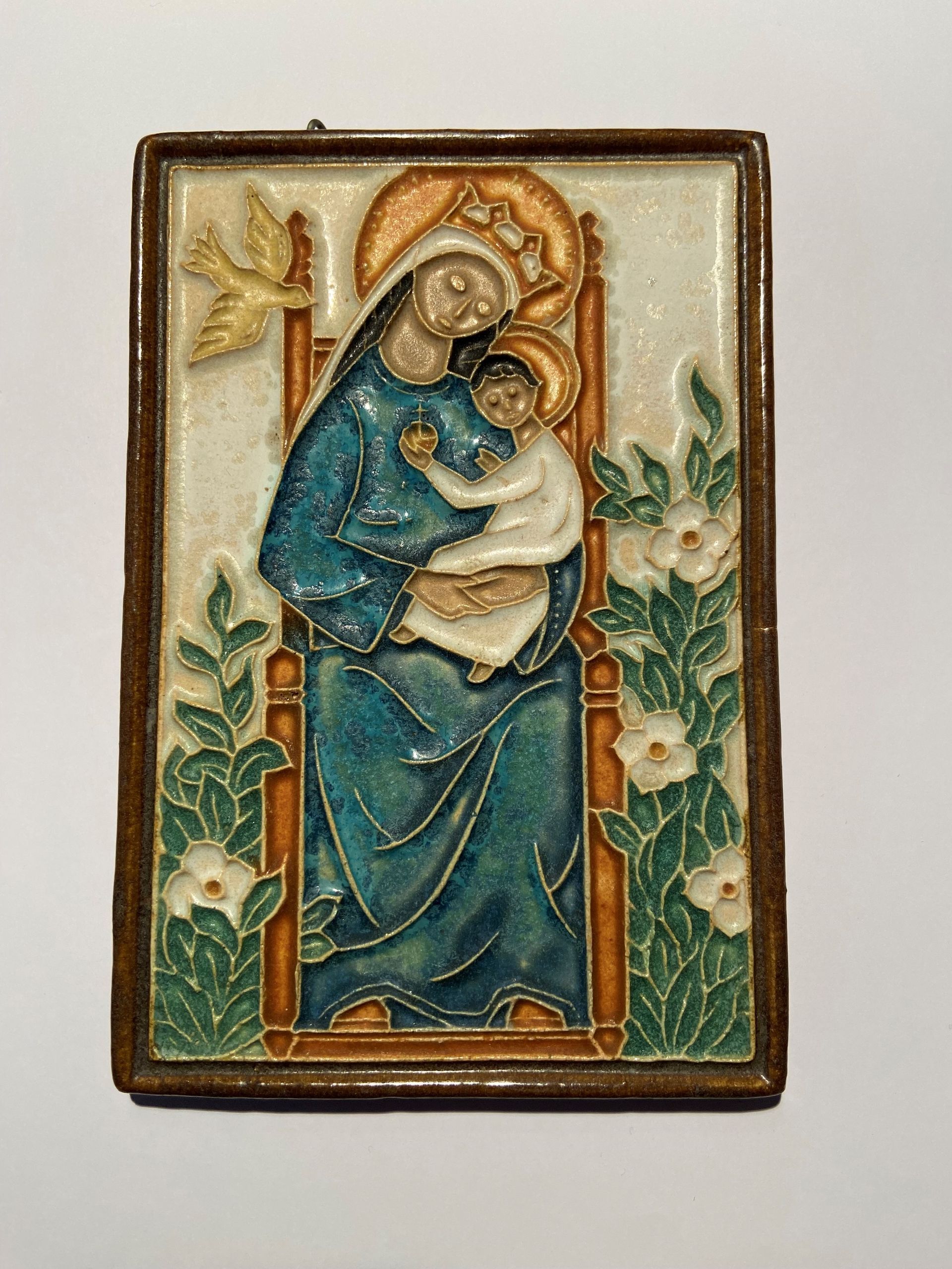 PFtegel Porceleyne Fles Delft Cloisonne tegel Madonna met kind witte achtergrond.
