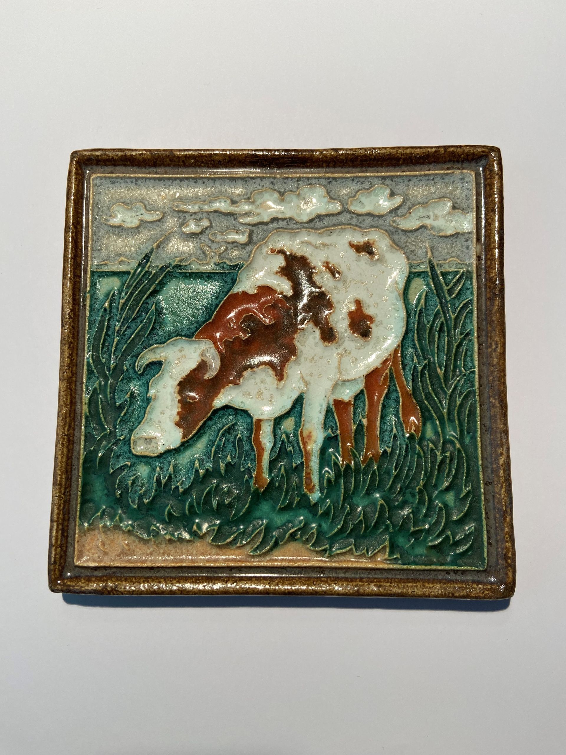 PFtegel Porceleyne Fles Delft Cloisonne tegel dieren klein koe aan de slootkant.