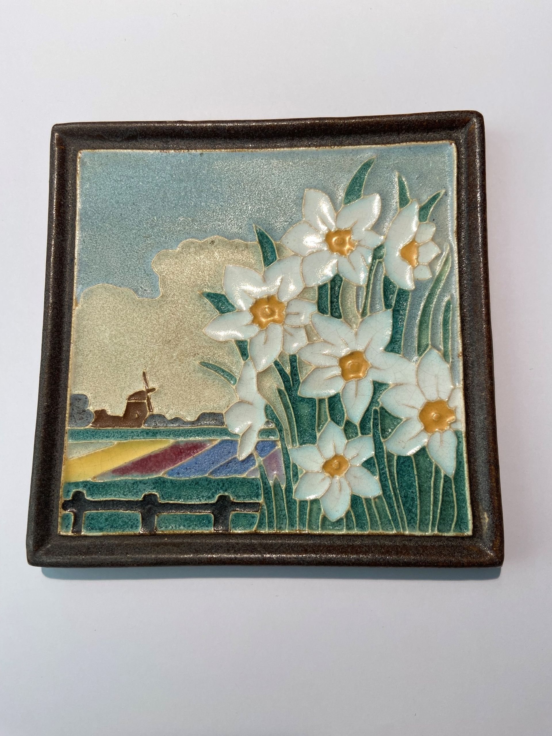 PFtegel Porceleyne Fles Delft Cloisonne tegel bloemen narcissen.