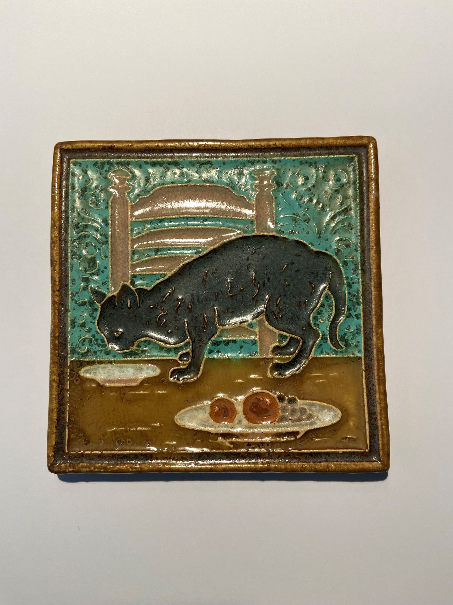 PFtegel Porceleyne Fles Delft Cloisonne tegel dieren klein poes op tafel.