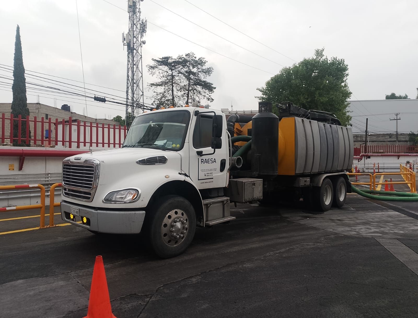 Servicio de desazolve industrial con camion vactor