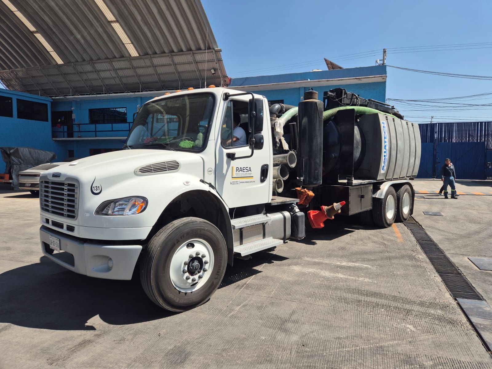 Flota de camiones vactor RAESA listos para servicio de desazolve industrial