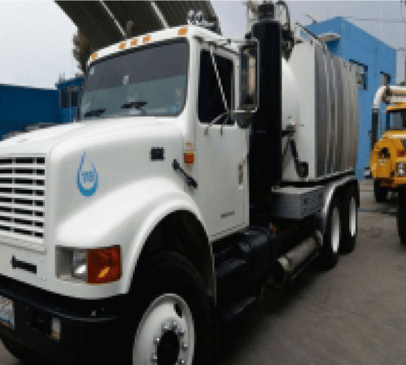 Camion vactor blanco RAESA para desazolve y limpieza de drenajes