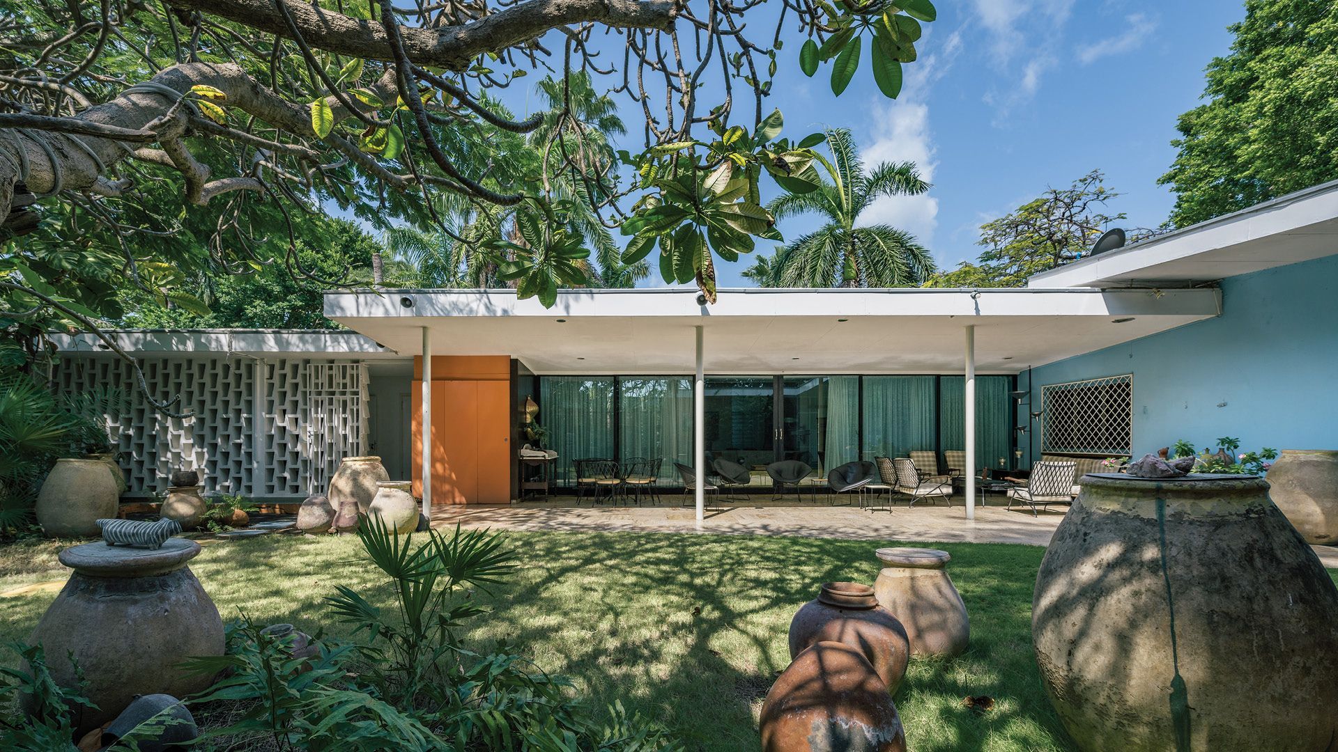 Plantation Houses of Curaçao - Jewels of the Past
