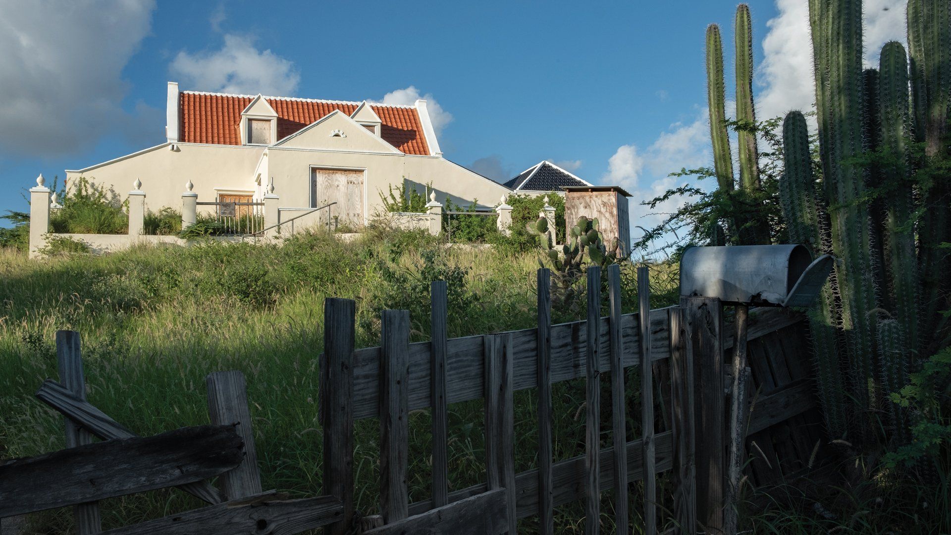 Plantation Houses of Curaçao - Jewels of the Past
