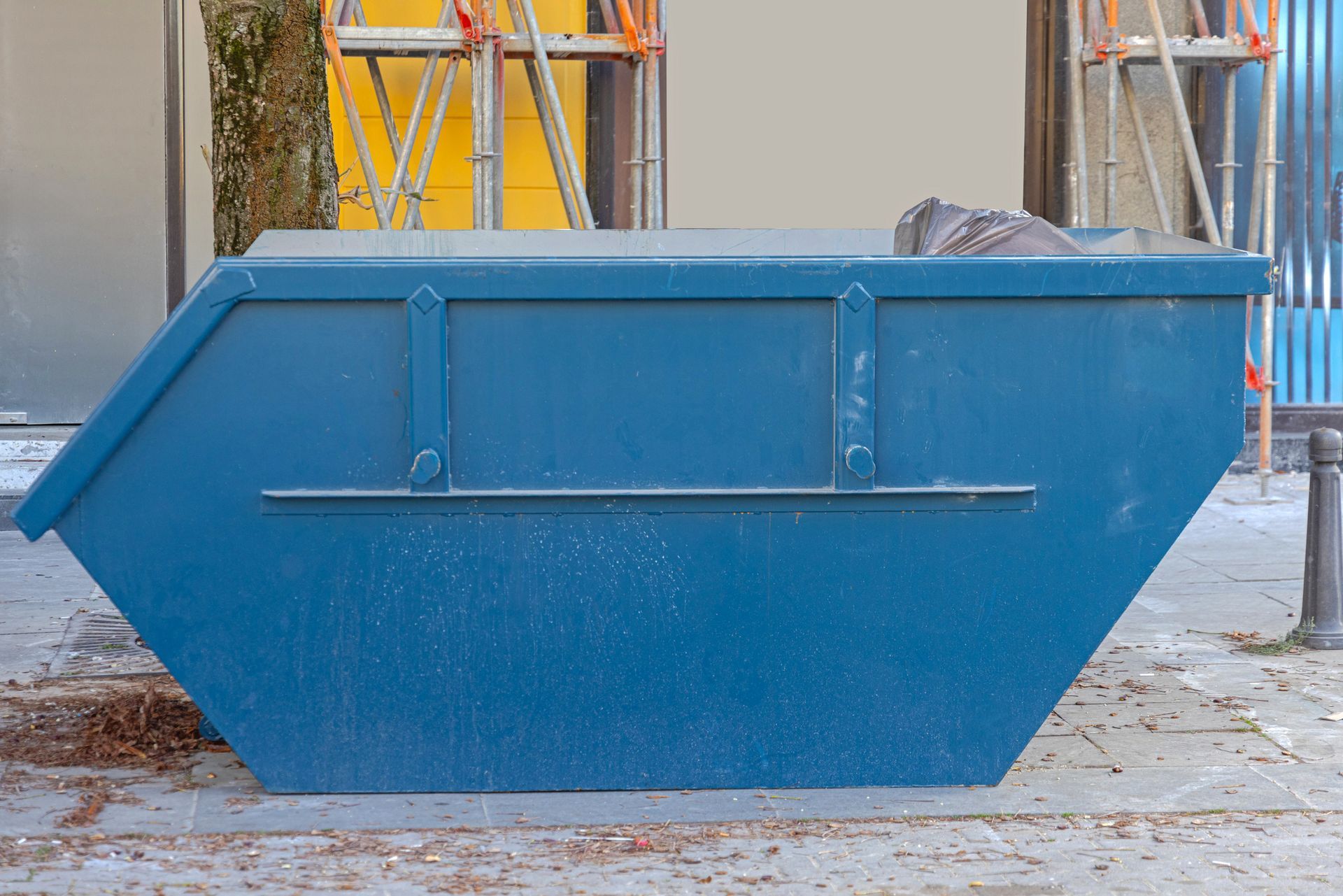 Skip waste container showcasing rolloff dumpster rental for efficient use.