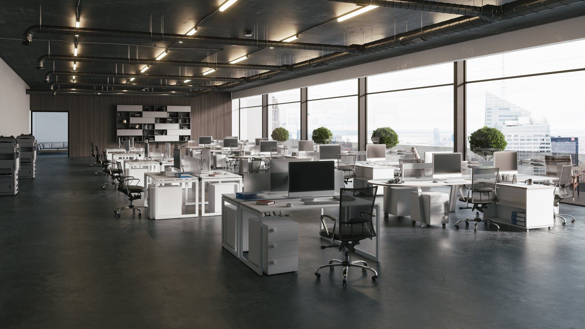 Un grand bureau vide avec beaucoup de bureaux et de chaises.