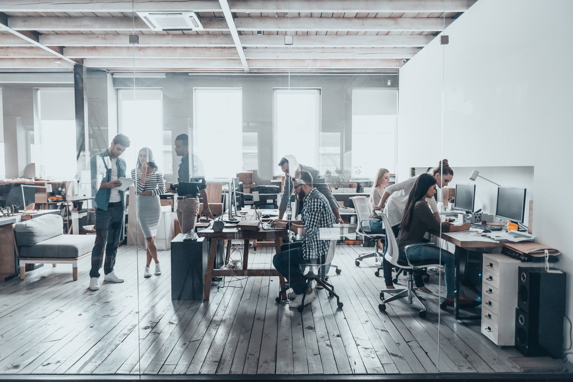 Un groupe de personnes travaille dans un bureau.