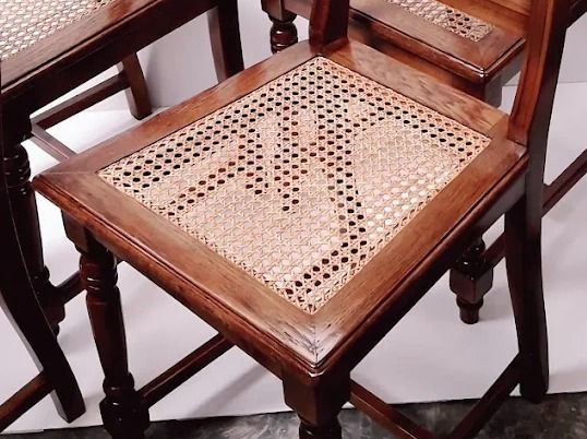 Primer plano del asiento cuadrado perfecto, ideal para banquetas