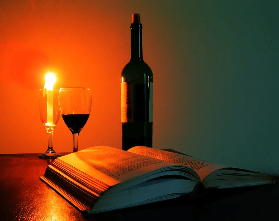 Candela accesa con bottiglia di vino