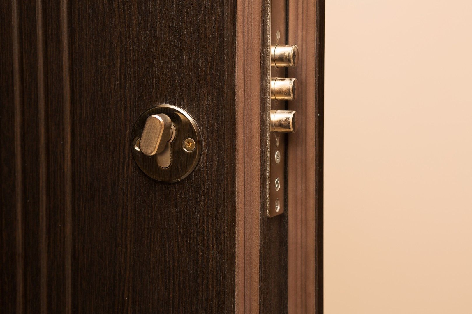 Primo piano della serratura di una porta di legno.