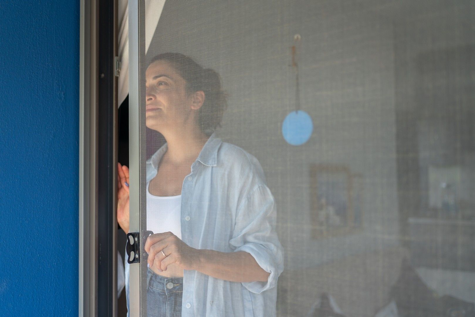 Una donna è in piedi davanti a una porta a soffietto.
