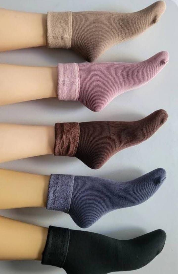 Cinco pares de calcetines hasta el tobillo en diferentes colores: marrón, rosa, marrón oscuro, azul y negro.