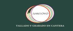 Logotipo con el texto "SANTOYO" dentro de un c&iacute;rculo multicolor sobre un fondo verde oscuro, con "TALLADO Y GRABADO EN CANTERA" debajo.