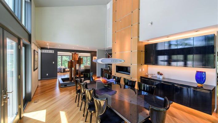 there is a dining room table and chairs in the middle of the room .