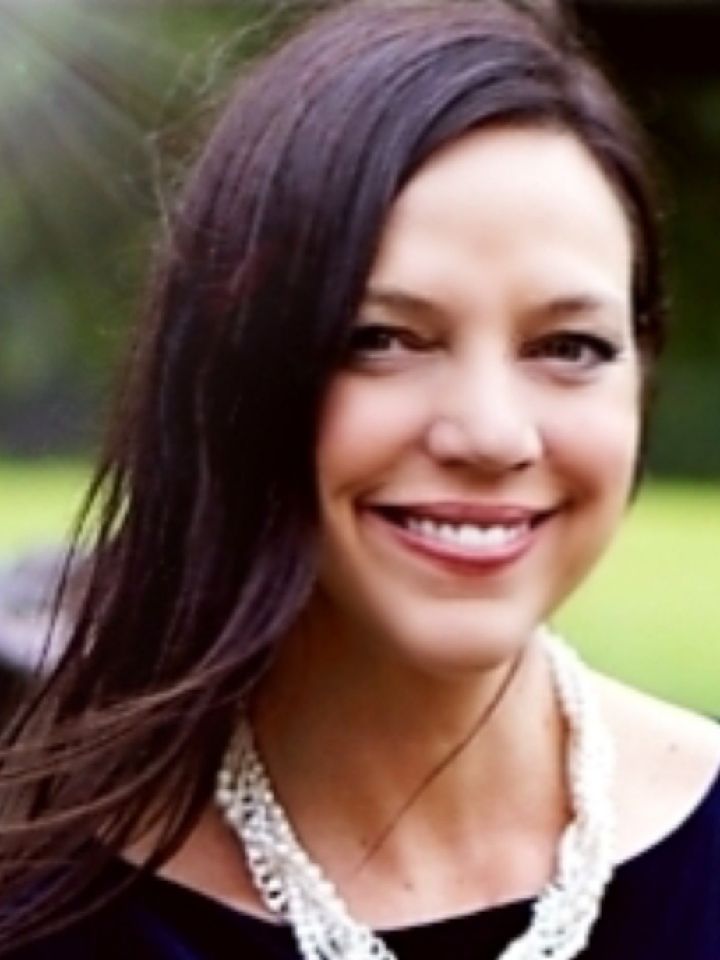 Melanie Headshot