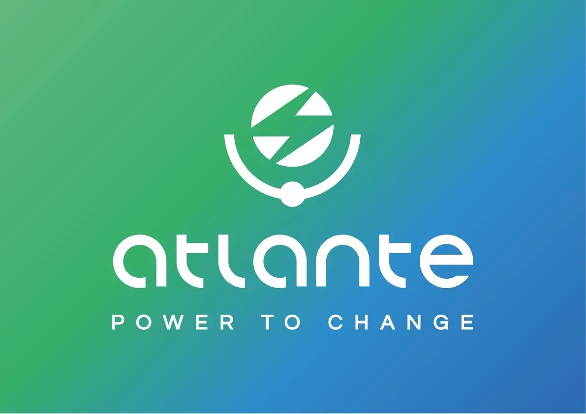 Logo di Atlante su sfondo sfumato blu-verde: testo bianco e simbolo con un fulmine. Slogan