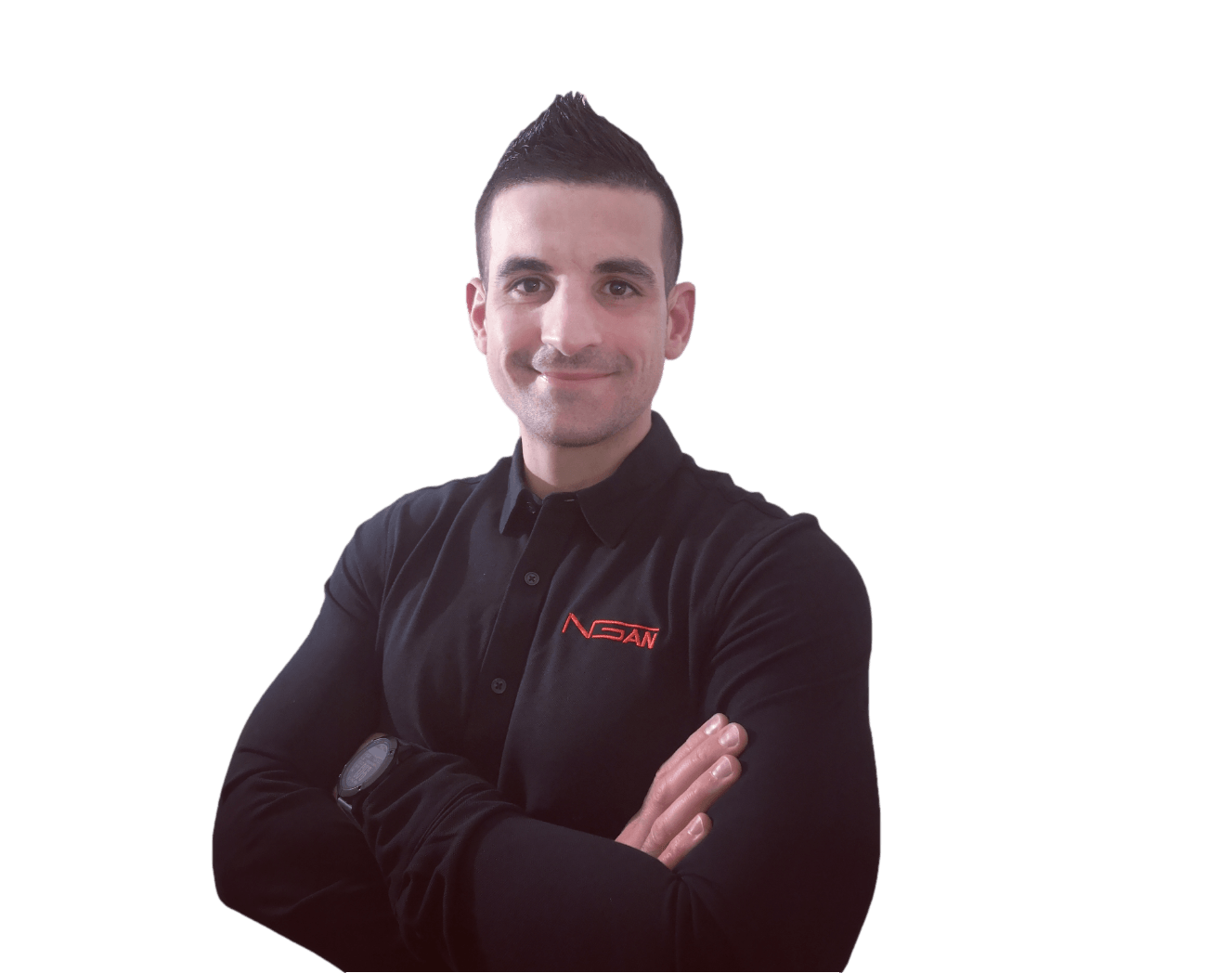 Un homme portant une chemise noire avec le mot Nexus dessus
