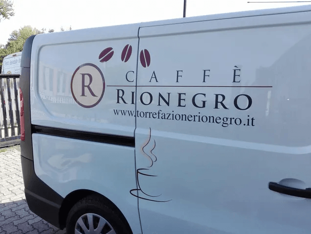 furgone commerciale con scritte personalizzate
