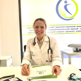 Logo del Centro Medico San Giuseppe: una figura all'interno di un cerchio blu e verde, con testo sottostante.
