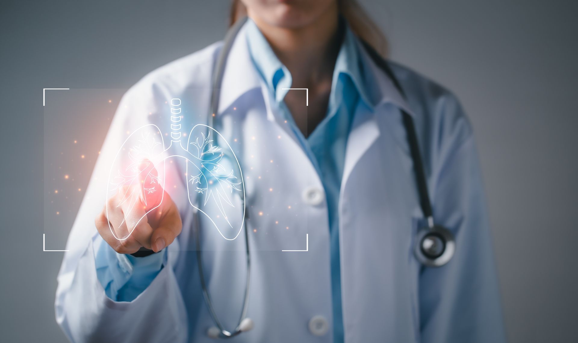 Un medico in camice bianco tocca un cervello digitale luminoso, un concetto tecnologico.