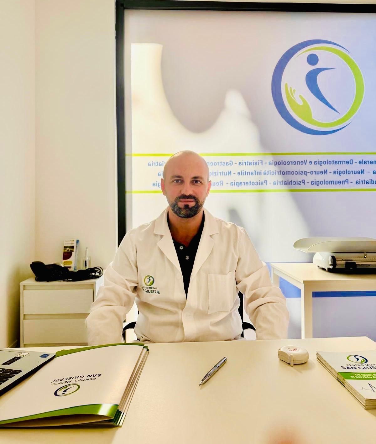 Logo del Centro Medico San Giuseppe: una figura all'interno di un cerchio blu e verde, con testo sottostante.