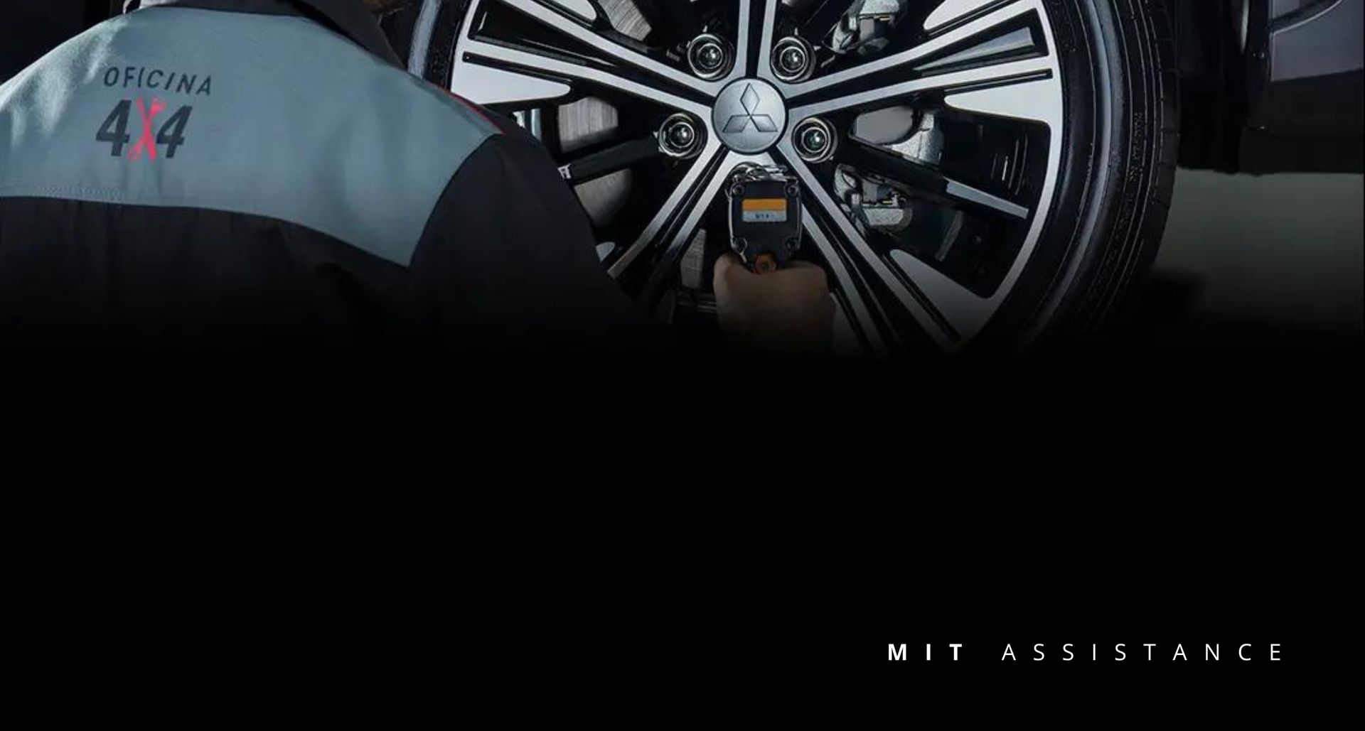 Mecânico verificando a pressão dos pneus com um medidor próximo à roda de um carro; o logotipo 