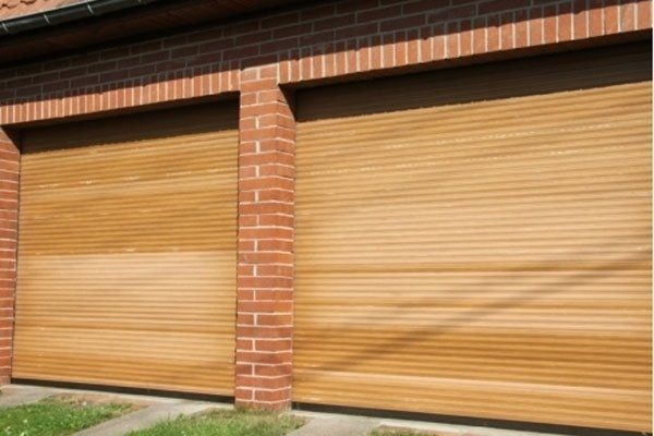 garage con porte sezionali beige