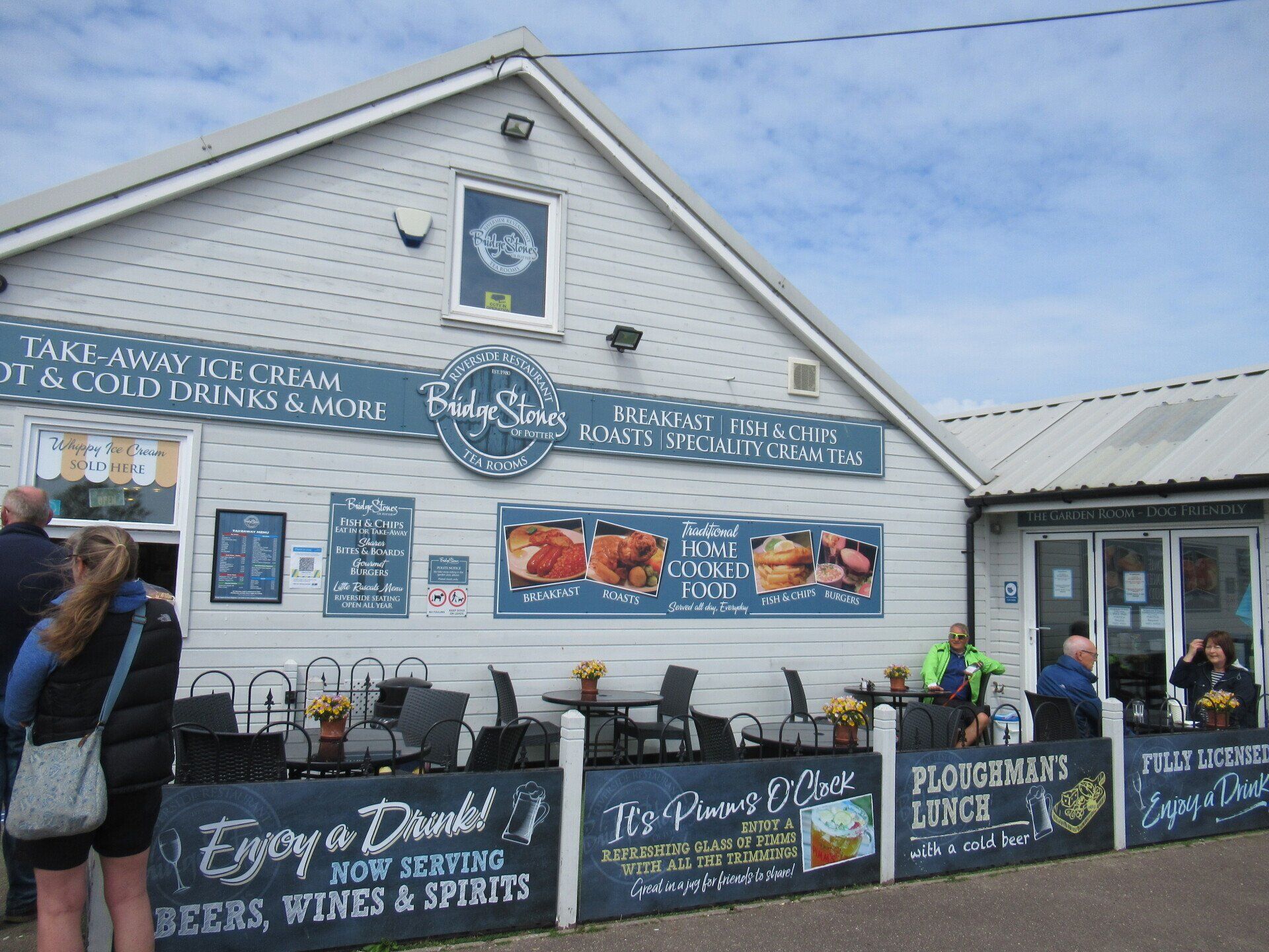 Dog friendly place to eat