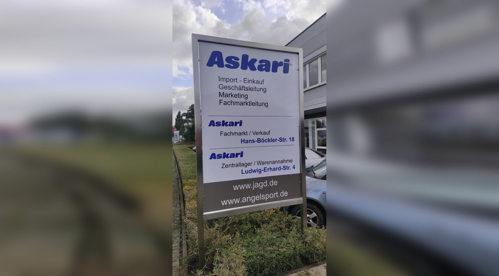 A sign that says ' askari ' on it is in front of a building.