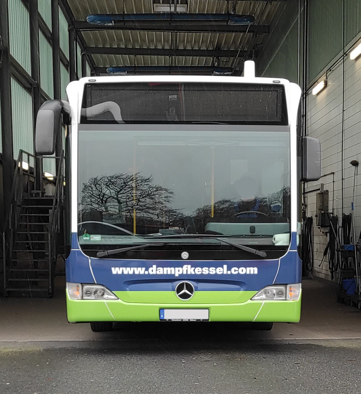 A green and blue bus with the website www.dampfkessel.com on the front