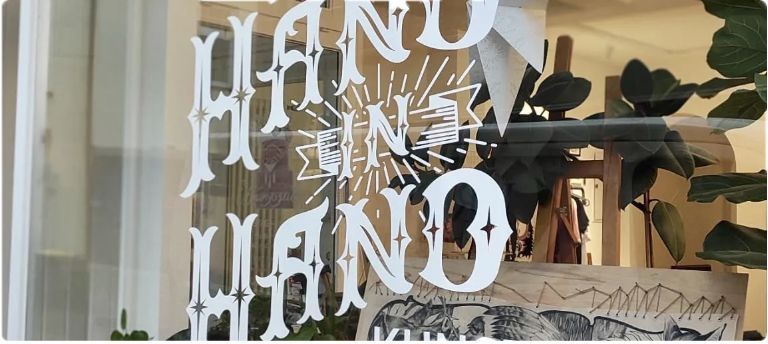 Ein Fenster mit einem Schild mit der Aufschrift „handgemacht“.