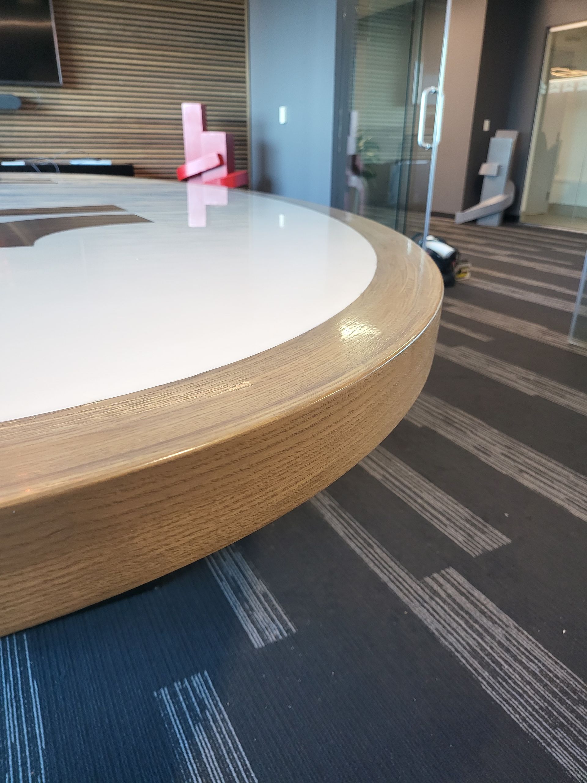 A round table with the letter l on it