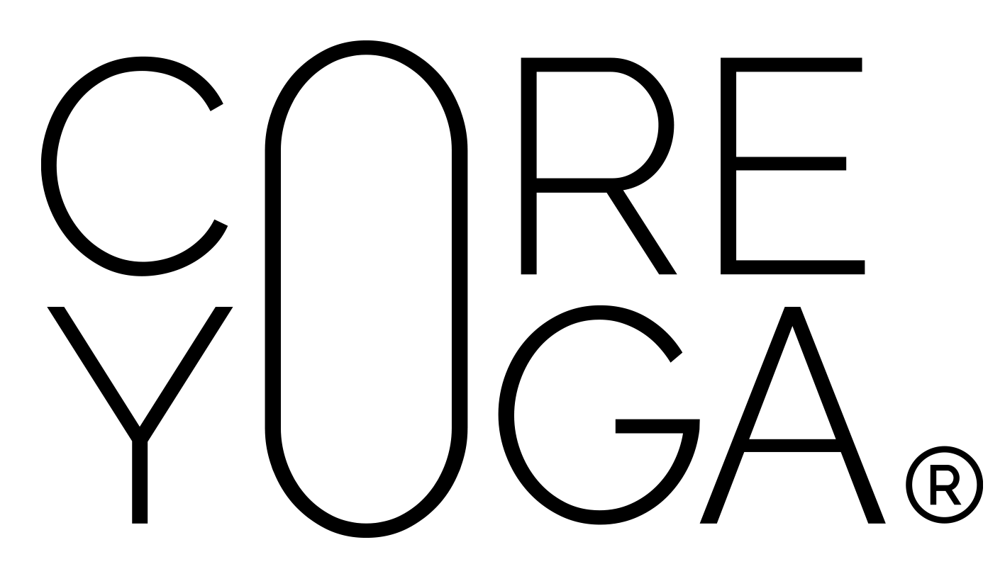 Logo CORE YOGA s černým textem a stylizovaným vysokým „O“ na bílém pozadí
