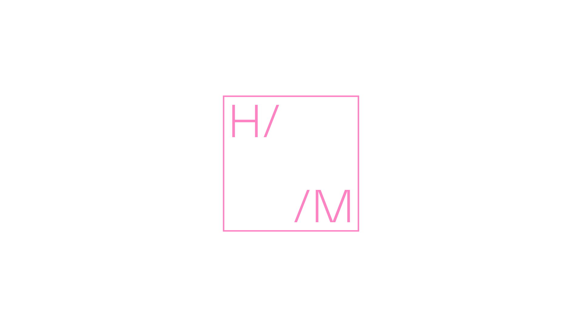 Růžové čtvercové logo s písmenem „H/“ vlevo nahoře a „/M“ vpravo dole.