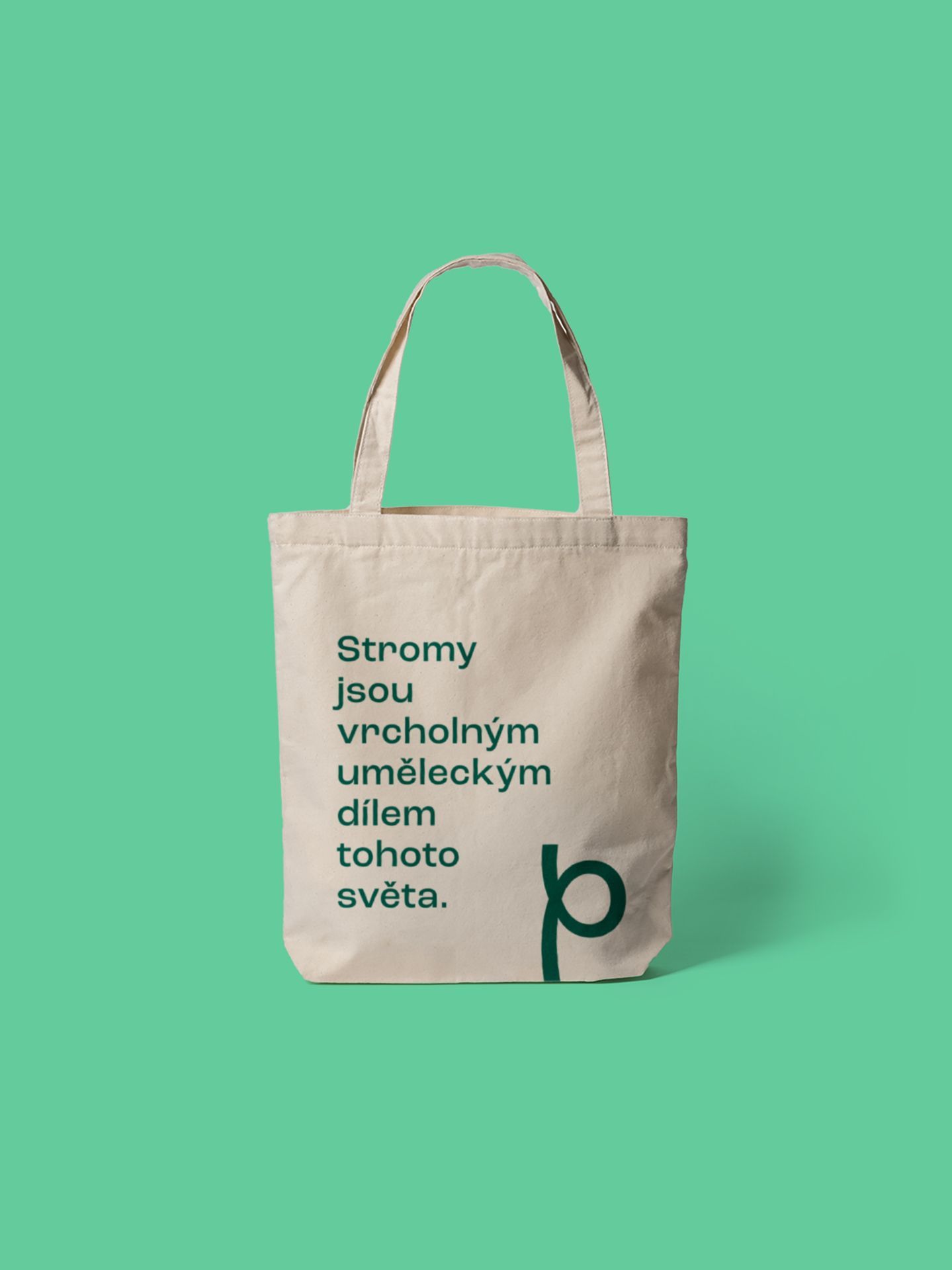 Béžová taška s českým textem na mátově zeleném pozadí.