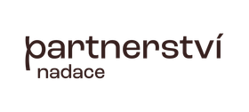 Logo s nápisem „partnerství nadace“ v hnědém a černém provedení na bílém pozadí