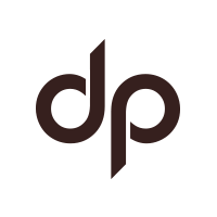 Stylizované tmavě hnědé logo „dp“ malými písmeny na bílém pozadí