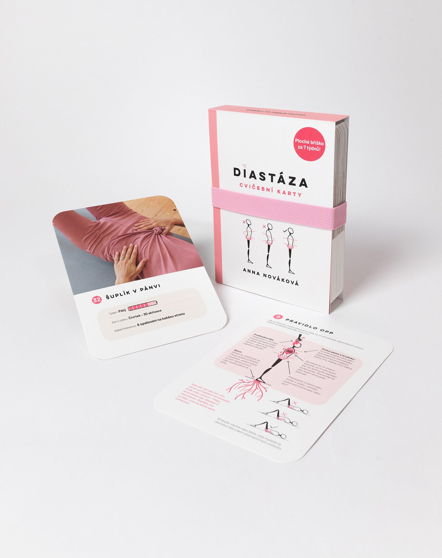 Růžovobílé balení produktů s kartami uspořádanými na bílém pozadí