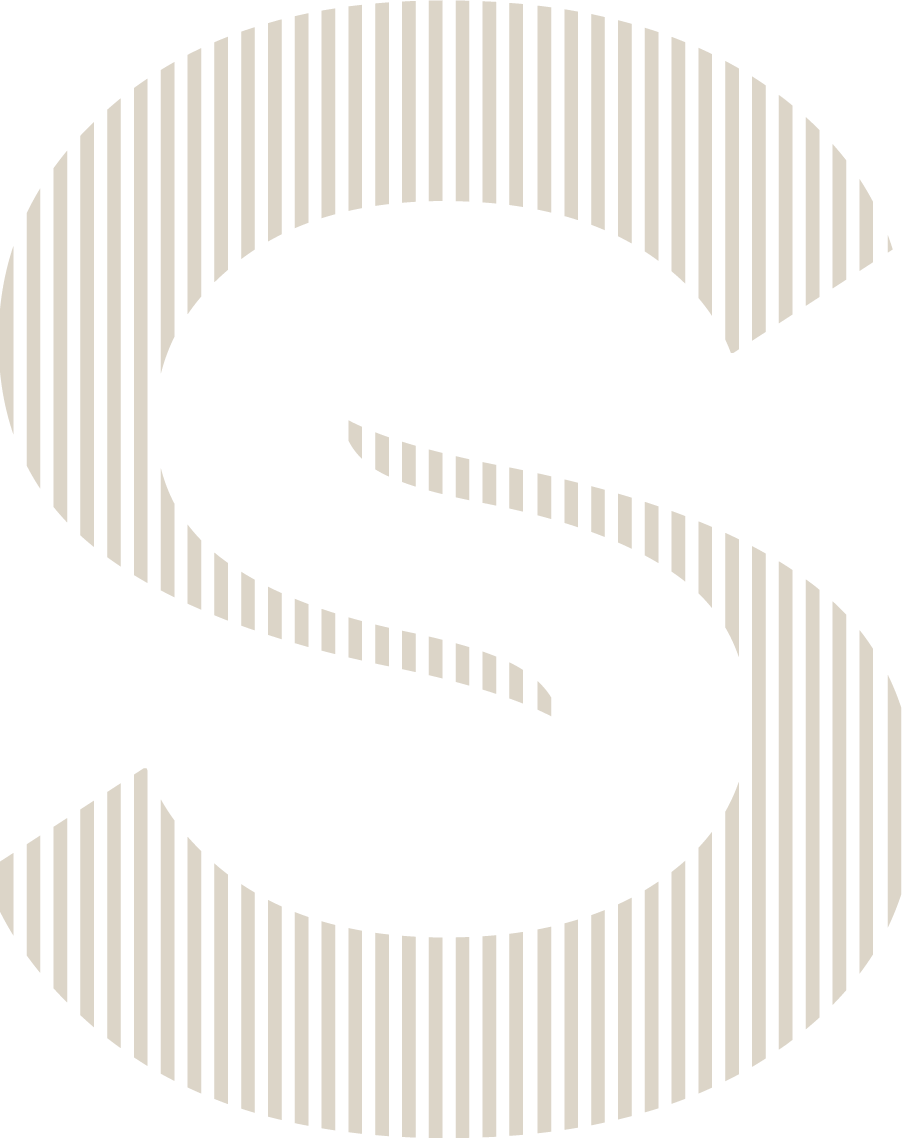 Velké stylizované písmeno „S“ se svislými béžovými pruhy na bílém pozadí
