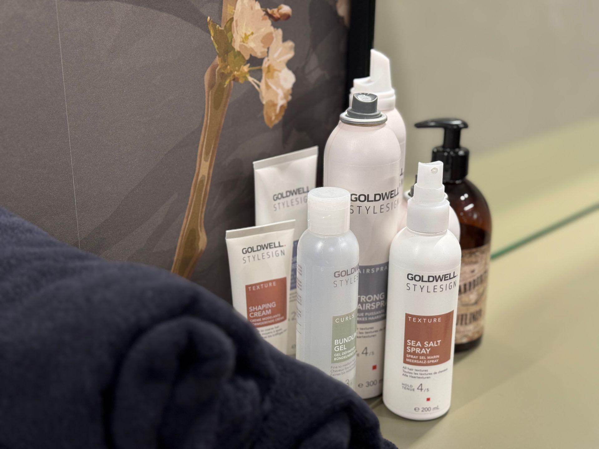 Ein Haufen Haarprodukte liegen auf einem Tisch