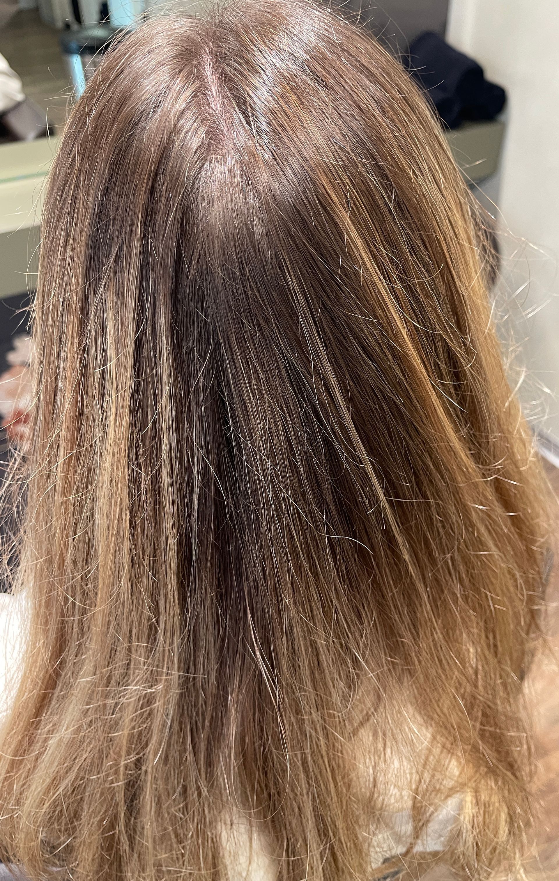Eine Nahaufnahme vom Haar einer Frau mit Glitzer darauf.
